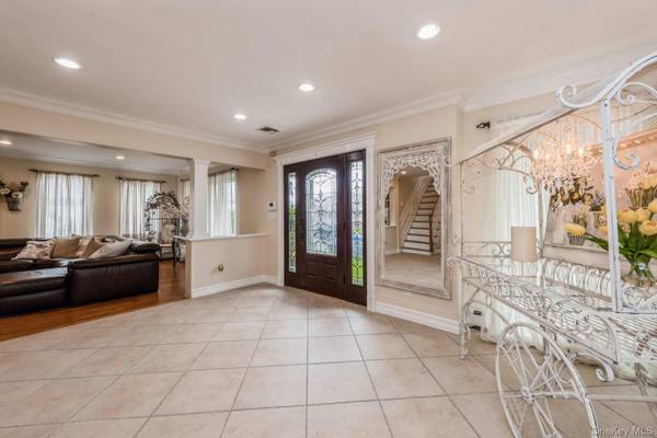 82 Division AVE, Massapequa, NY 11758