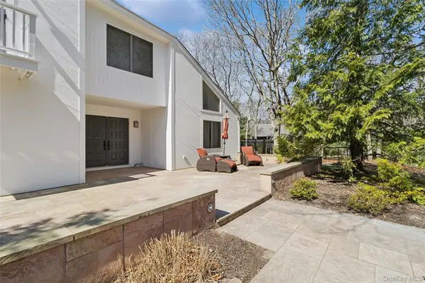 44 Diane DR, East Hampton, NY 11937