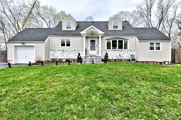 12 Bruce LN, Kings Park, NY 11754