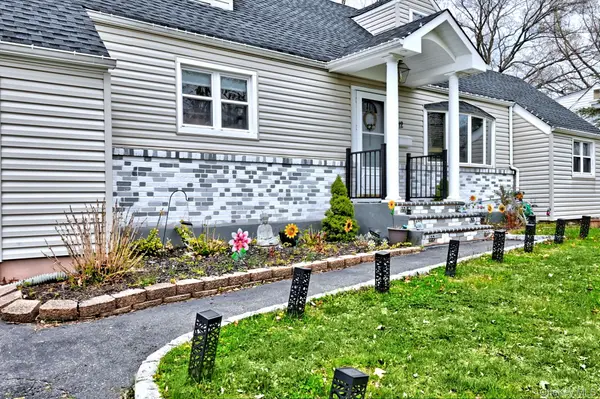 12 Bruce LN, Kings Park, NY 11754