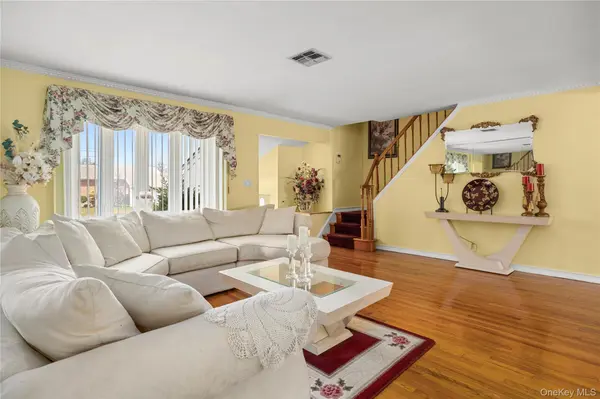 21 Darewood LN, Valley Stream, NY 11581