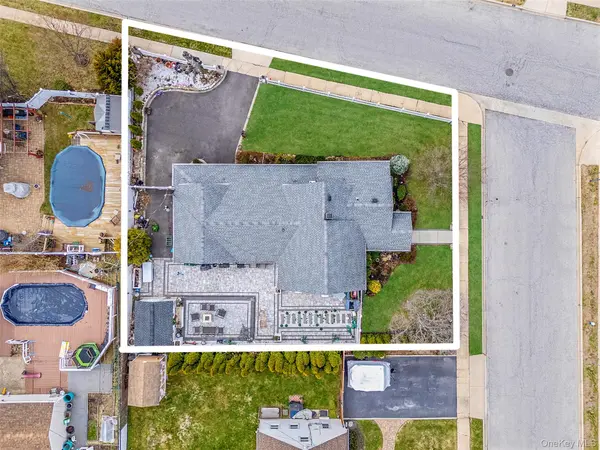 2 Drake LN, Levittown, NY 11756