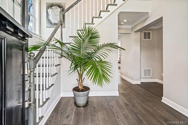 4 Knollwood AVE, Bayville, NY 11709