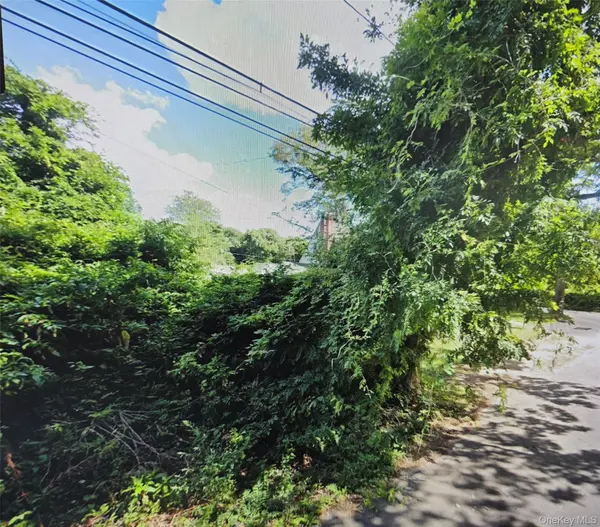 11 Cypress ST, Wyandanch, NY 11798
