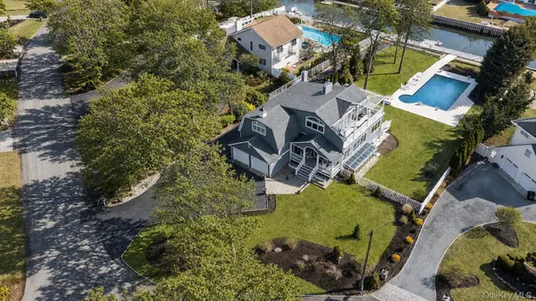 8 Canal WAY, Hampton Bays, NY 11946
