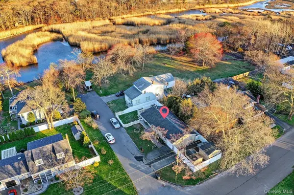2 Pike ST, East Patchogue, NY 11772