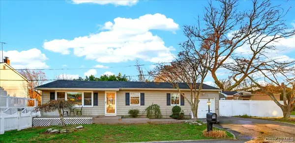 2 Pike ST, East Patchogue, NY 11772