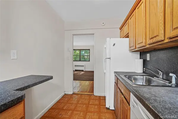 90-55 Shore Pkwy #68, Howard Beach, NY 11414