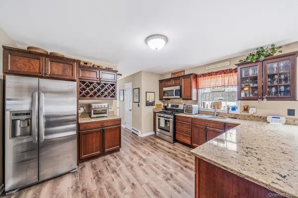 41 Northumberland DR, Shoreham, NY 11786