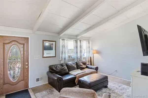 30 Lodge LN, East Setauket, NY 11733
