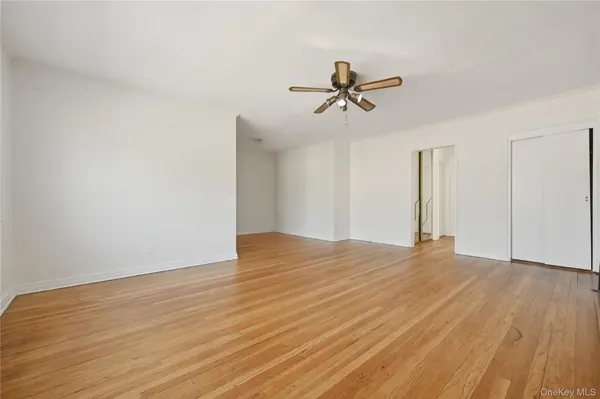 196-32 Pompeii AVE #2C, Holliswood, NY 11423