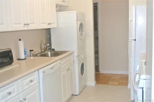 27010 Grand Central Pkwy #11R, Floral Park, NY 11005