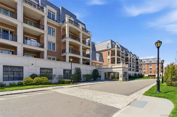 5000 Royal CT #5014, North Hills, NY 11040