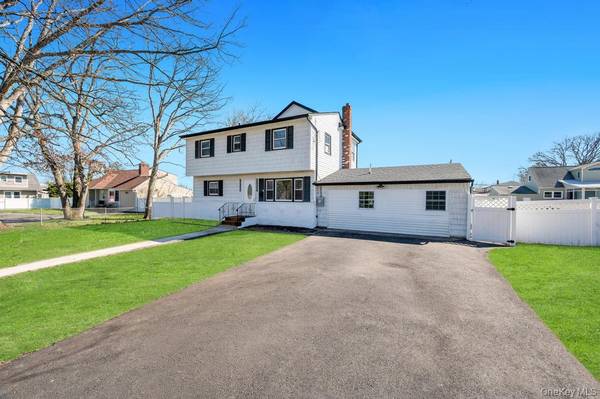 90 30th ST, Copiague, NY 11726