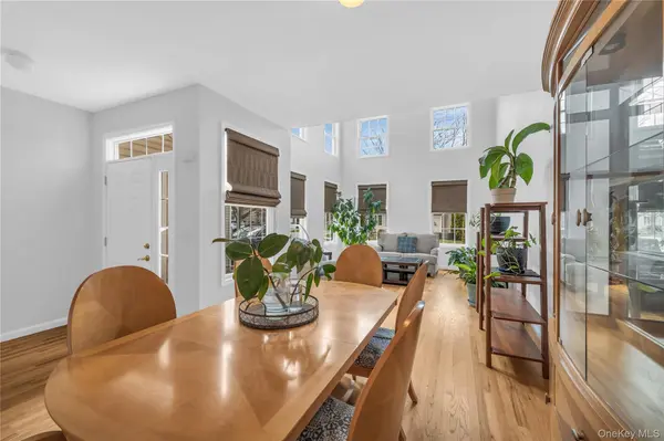 40 Eagle CIR, Bohemia, NY 11716