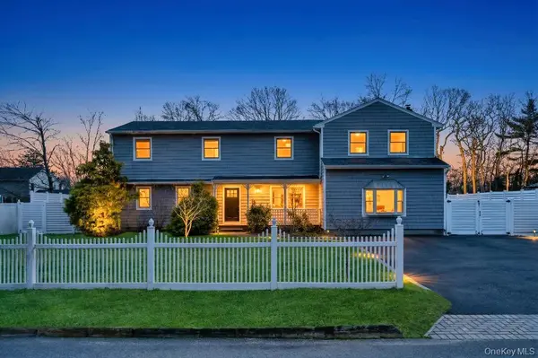 10 Winnetica LN, East Islip, NY 11730