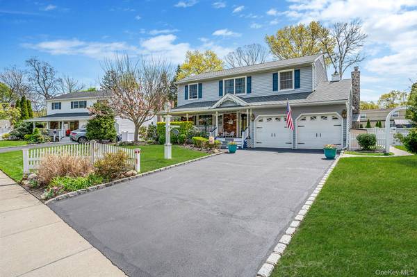 8 Whisper LN, Smithtown, NY 11787
