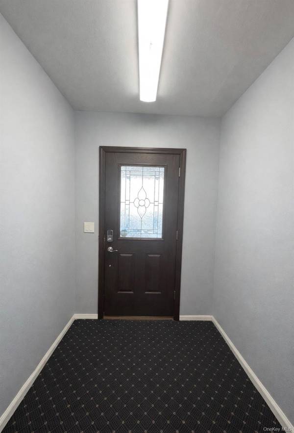 72-15 73 ST, Glendale, NY 11385