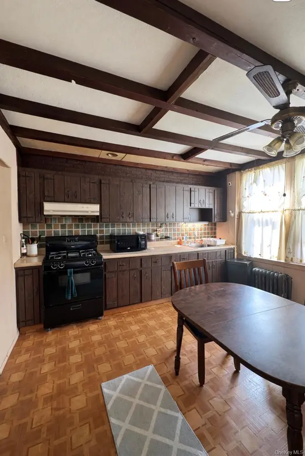72-15 73 ST, Glendale, NY 11385