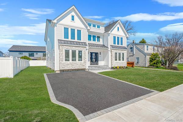 31 Libby AVE, Hicksville, NY 11801