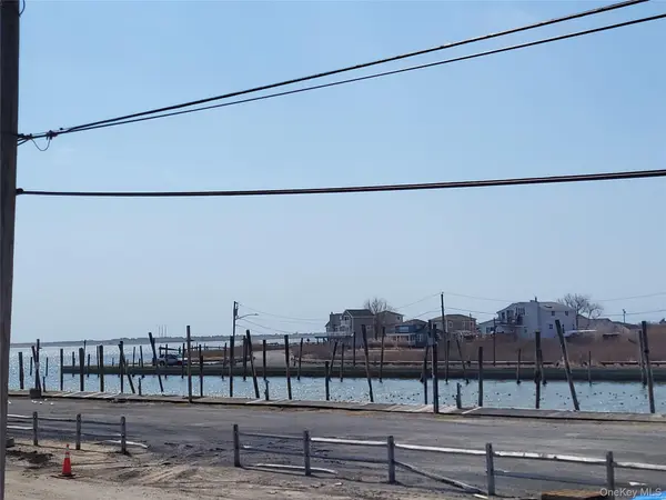 93 Riviera DR, Mastic Beach, NY 11951