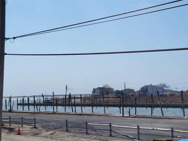 93 Riviera DR, Mastic Beach, NY 11951