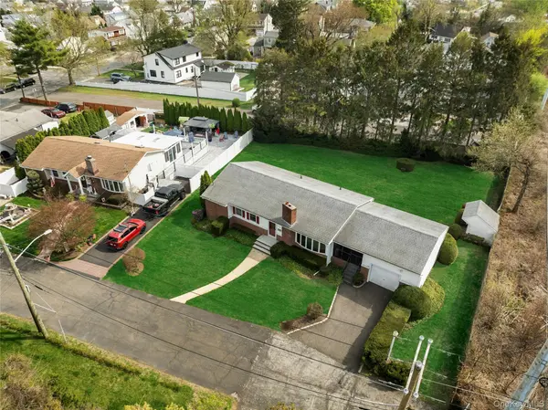 4 Carino DR, Hicksville, NY 11801