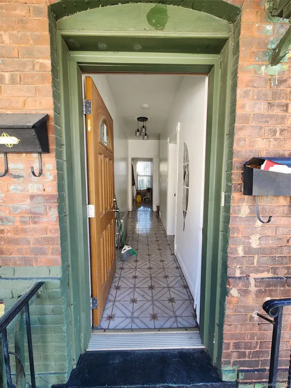 11 Coonley CT, Staten Island, NY 10303