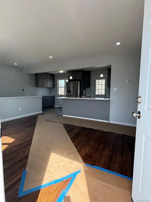 21 Pinetop DR, Central Islip, NY 11722