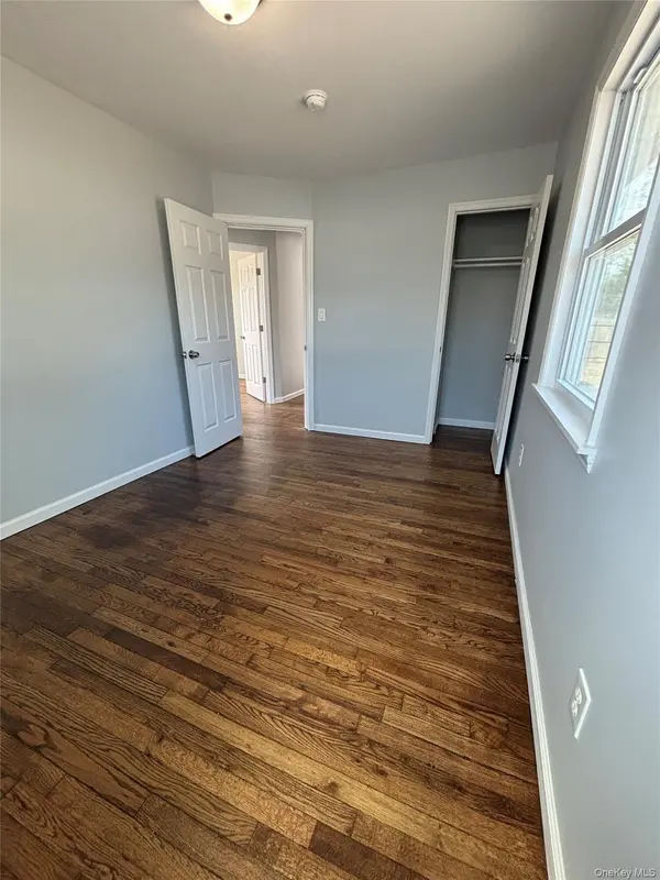 21 Pinetop DR, Central Islip, NY 11722