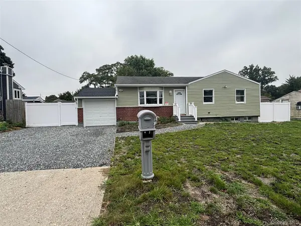 21 Pinetop DR, Central Islip, NY 11722
