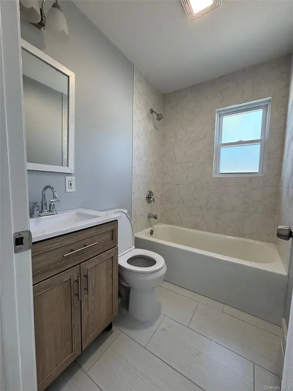 21 Pinetop DR, Central Islip, NY 11722
