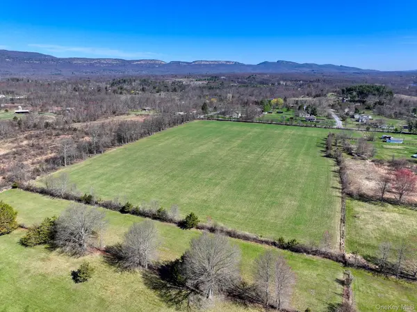 5 Stokes LN, Gardiner, NY 12525