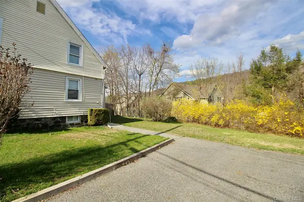4 Schoolhouse LN, Tuxedo Park, NY 10987
