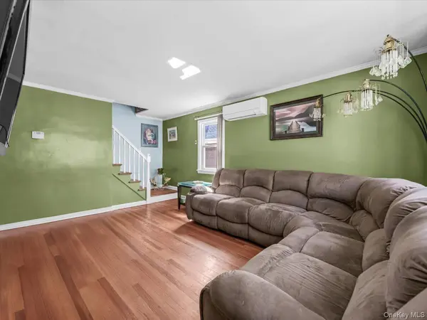 8135 257th ST, Floral Park, NY 11004