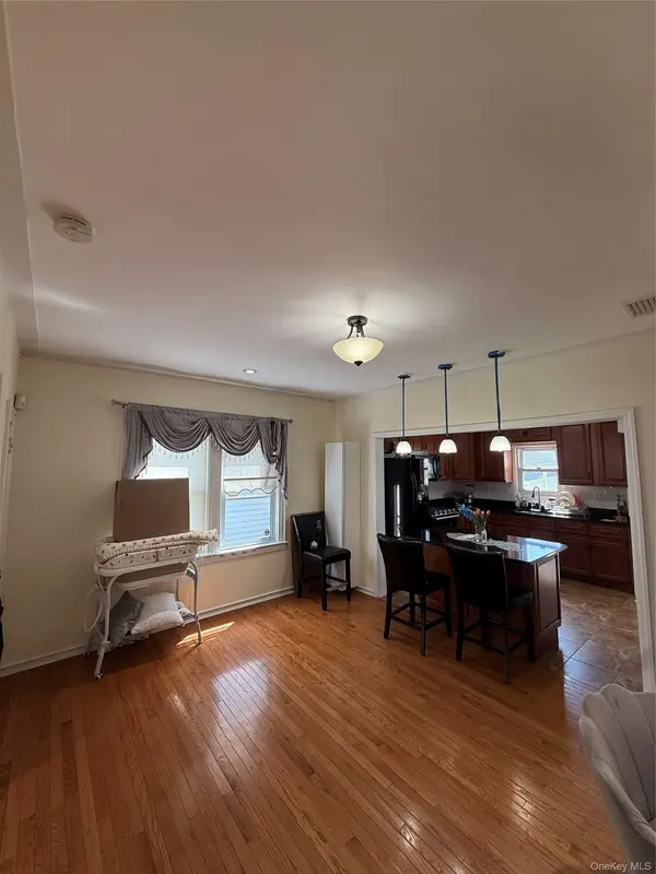 94-46 226th ST, Floral Park, NY 11001