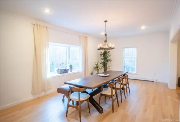18 Mountain Laurel LN, Southampton, NY 11968