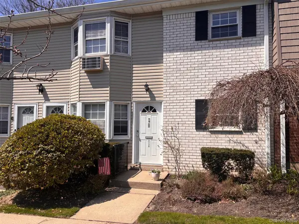 31-36 Wilshire Ln #31-36, Oakdale, NY 11769