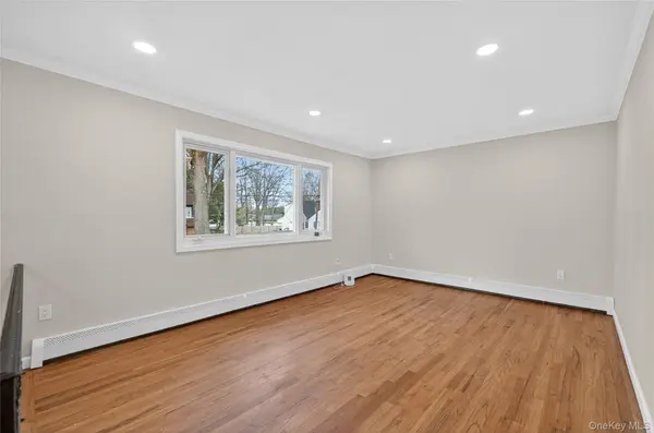 15 Lindsay ST, Huntington, NY 11743