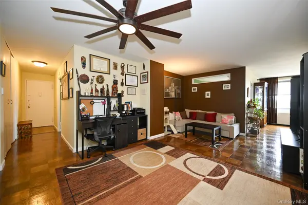 61-20 Grand Central Pkwy #B 803, Forest Hills, NY 11375