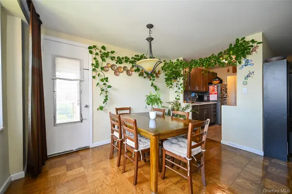 61-20 Grand Central Pkwy #B 803, Forest Hills, NY 11375