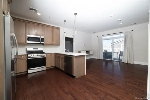 631 Marina Pointe DR #631, East Rockaway, NY 11518