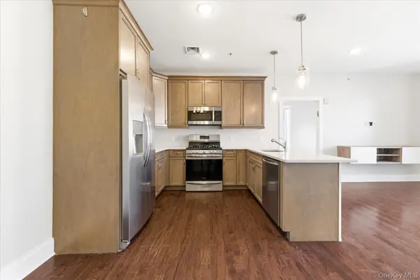 631 Marina Pointe DR #631, East Rockaway, NY 11518