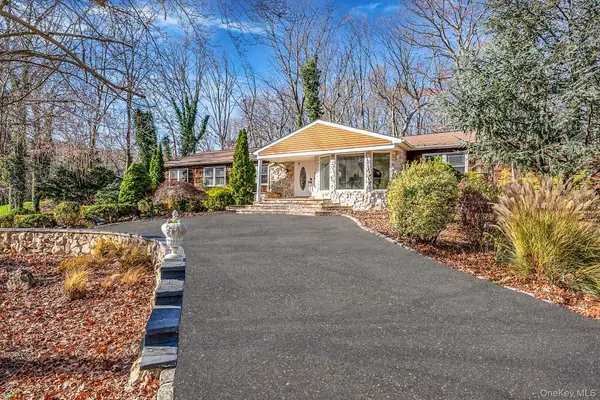 25 Farmington LN, Melville, NY 11747