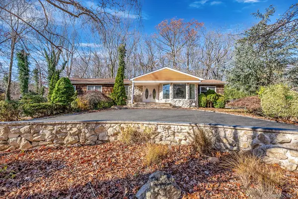 25 Farmington LN, Melville, NY 11747