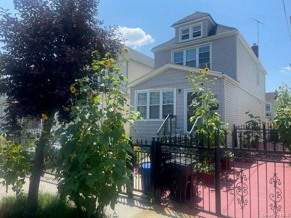 9030 Vanderveer ST, Queens Village, NY 11428