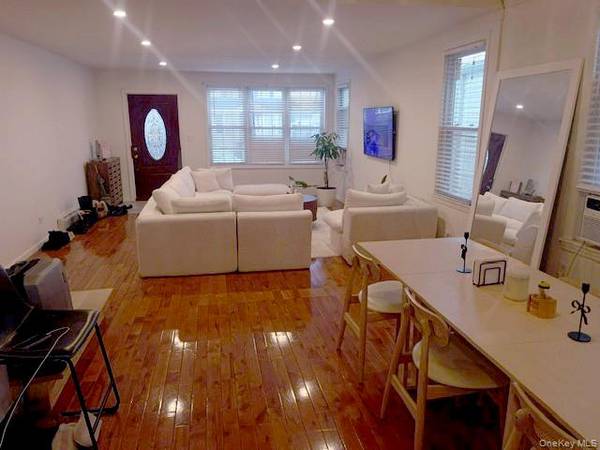 9030 Vanderveer ST, Queens Village, NY 11428