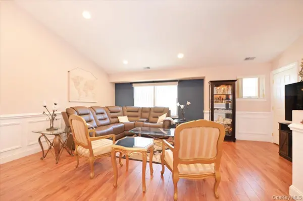 80 Morley CIR, Melville, NY 11747
