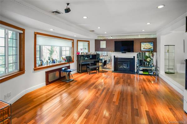 39 Oakdale RD, Roslyn Heights, NY 11577