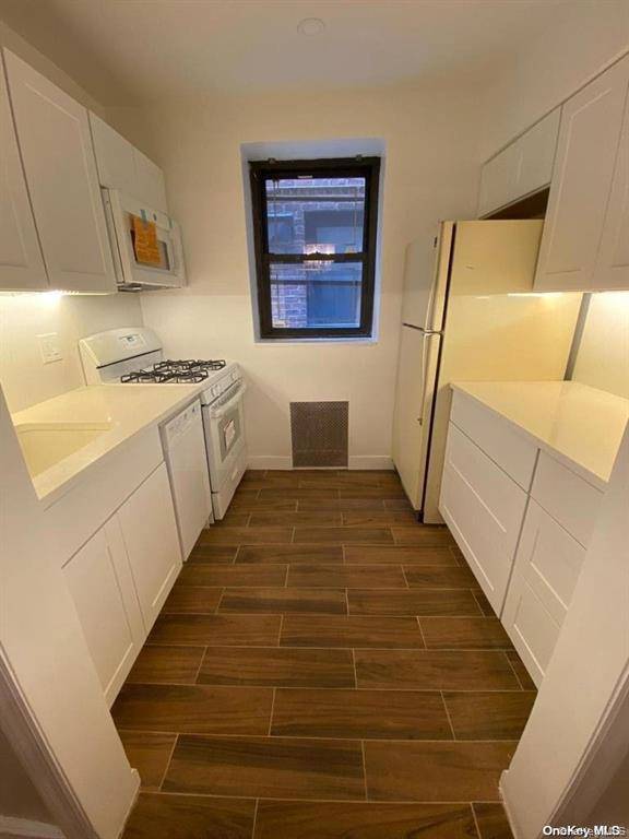 2 Town House PL #1J, Great Neck, NY 11021
